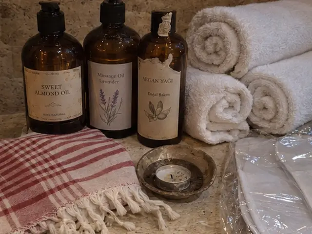Tatlı badem ve argan yağı, havlular ve peştemal — Ayvansaray, Masaj Salonun